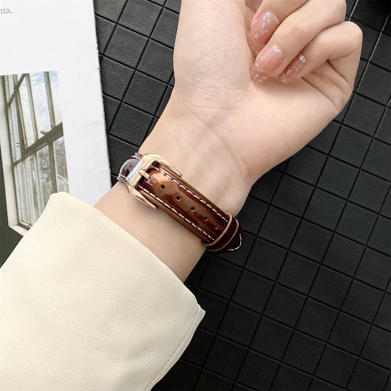 For Apple Watch Ultra 2 Ultra 49mm / 9 / 8 / 7 45mm / 6 / 5 / 4 / SE / SE (2020) / SE (2023) 44mm / 3 / 2 / 1 42mm Glossy PU Watch Band - Brown For Apple Watch Ultra 2 Ultra 49mm / 9 / 8 / 7 45mm / 6 / 5 / 4 / SE / SE (2020) / SE (2023) 44mm / 3 / 2 / 1 42mm Glossy PU Watch Band - Brown
